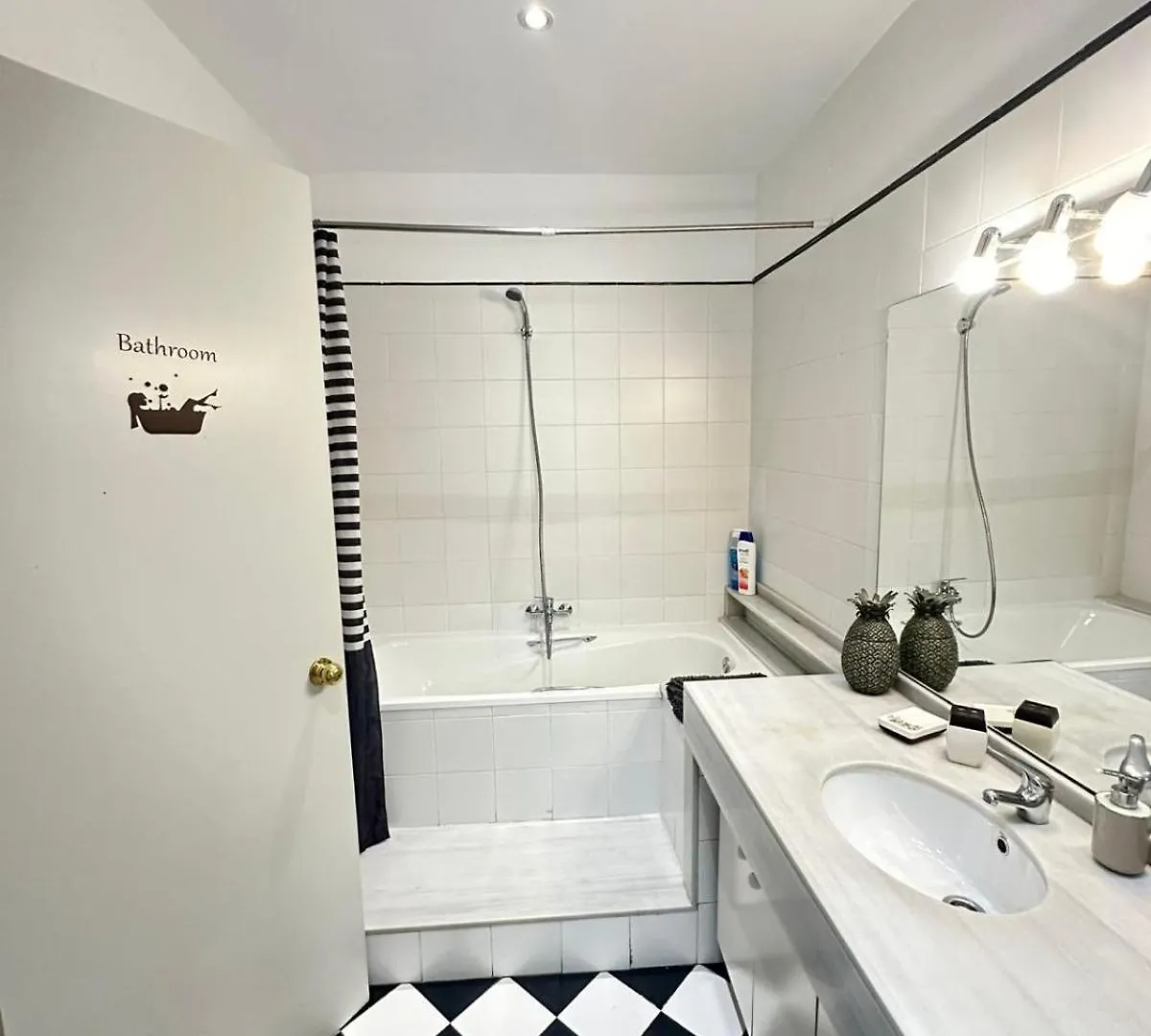Habitaciones En La Calle Aribau 바르셀로나 아파트호텔